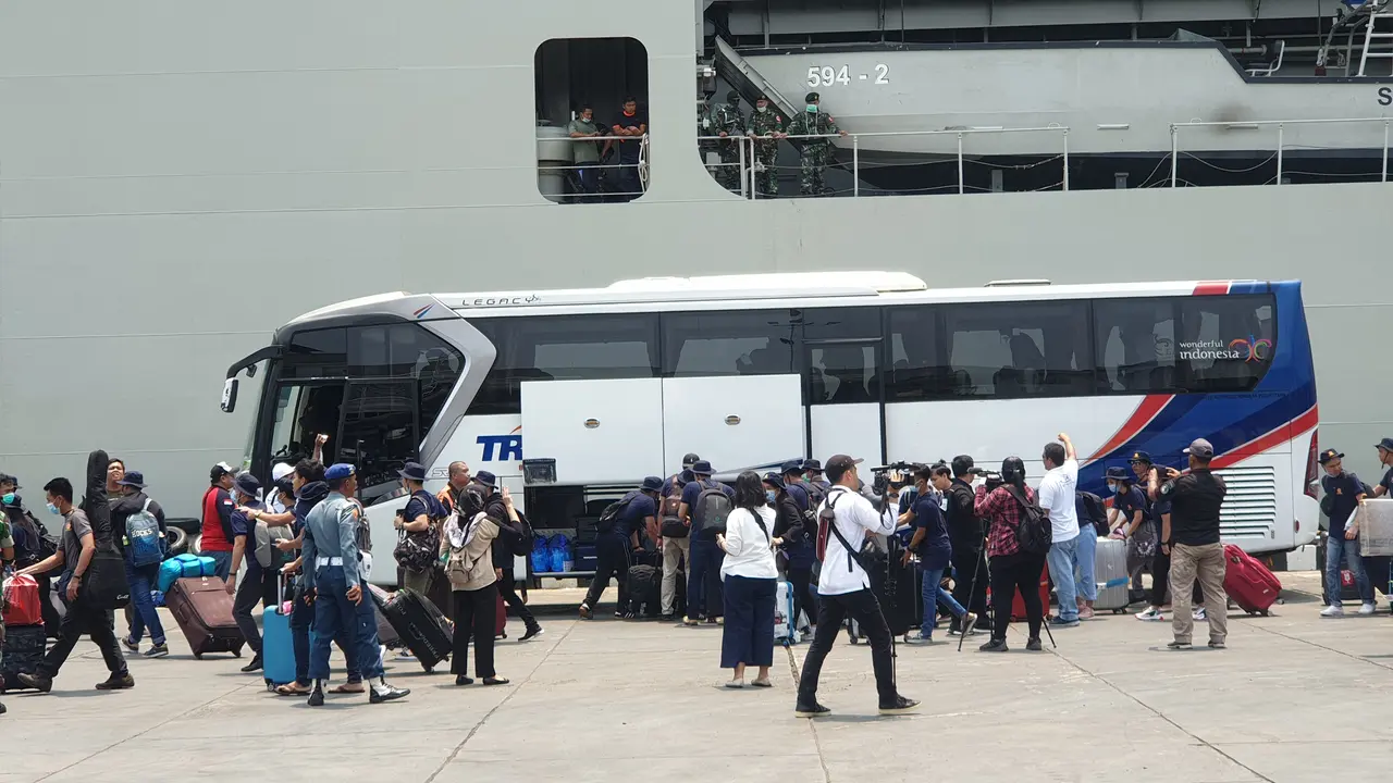 WNI ABK World Dream dipulangkan ke kampung halaman masing-masing dari Tanjung Priok, Sabtu (14/3/2020).