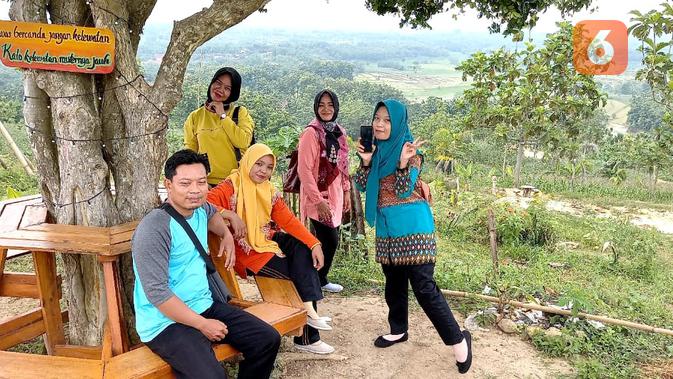 Pengunjung saat berada di bawah pepohonan yang berlokasi di bukit serut (Liputan6.com/Ahmad Adirin)