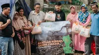 Warga korban gempa Cianjur foto bersama usai menerima bantuan dari QNET di Posko Pengungsian Cianjur, Jawa Barat. (Lipuran6.com)