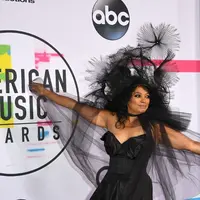 Intip gaun terburuk yang dikenakan selebriti Hollywood di AMA 2017 (MARK RALSTON / AFP)