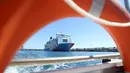 Kapal pesiar Moby Dada berlabuh di pelabuhan Bastia saat peresmian jalur baru antara Nice dan Bastia, Prancis (10/6). Kapal pesiar dari perusahaan Moby Lines ini bergambar tokoh kartun Looney Tunes. (AFP Photo/Valery Hache)