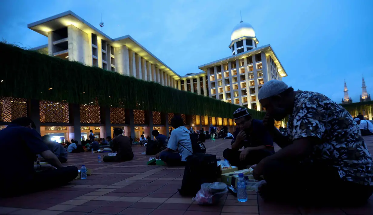 Umat muslim menikmati waktu berbuka puasa pada hari pertama Ramadan 1447 Hijriah di Masjid Istiqlal, Jakarta, Selasa (19/2/2026). (Kapanlagi.com/Budy Santoso)