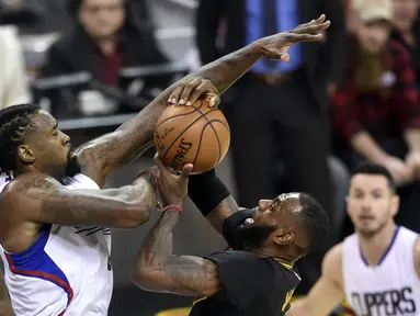 Pemain LA Clippers, DeAndre Jordan #6 menghadang laju pemain Cleveland Cavaliers, LeBron James (kanan) pada laga NBA 2016-2017 di Quicken Loans Arena, (1/11/2016).  (Reuters/David Richard-USA TODAY Sports)