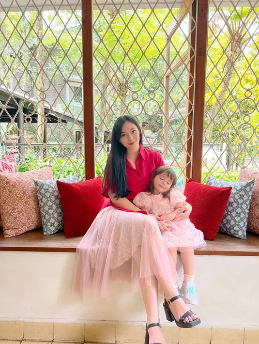 Kombinasi blouse merah dengan rok tutu pink juga nggak kalah menarik. [@asmirandah89]