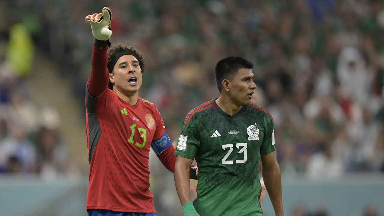 Foto: Tua-tua Keladi, Meski Berusia Senja 5 Kiper Berikut Masih Dipercaya Jadi Kiper Utama Bersama Timnas