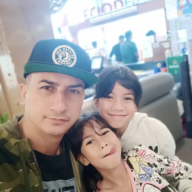Kerap Jadi Suami Antagonis, Ini 6 Momen Manis Erwin Cortez Bareng Buah Hati