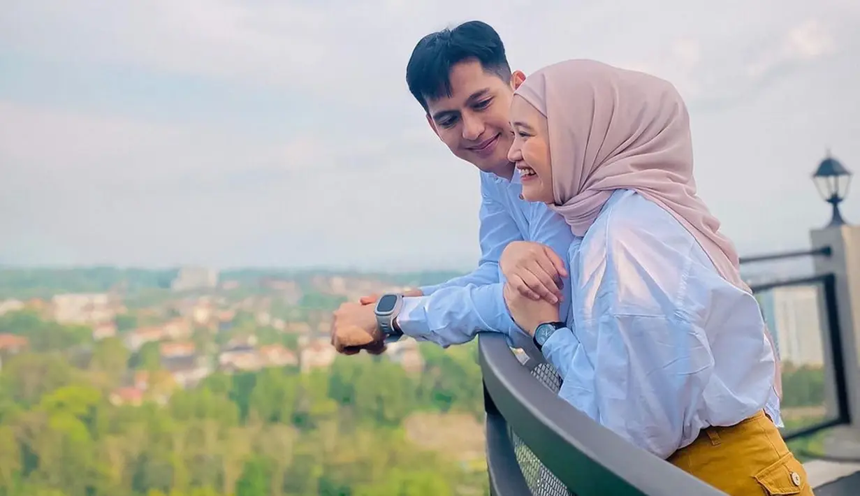 Terpaut usia 8 tahun bukan menjadi halangan untuk Ilyas Bachtiar dan Nabila LIDA memutuskan untuk melanjutkan hubungan ke jenjang yang lebih serius. Sejak keduanya sering dipasangakan sebagai kekasih dalam sinetron atau FTV, Ilyas Bachtiar dan Nabila LIDA didoakan berjodoh di dunia nyata. Kini kisah cintanya keduanya berlabuh di dunia nyata dan sah jadi suami istri. (Liputan6.com/IG/@ilyasbachtiar10)
