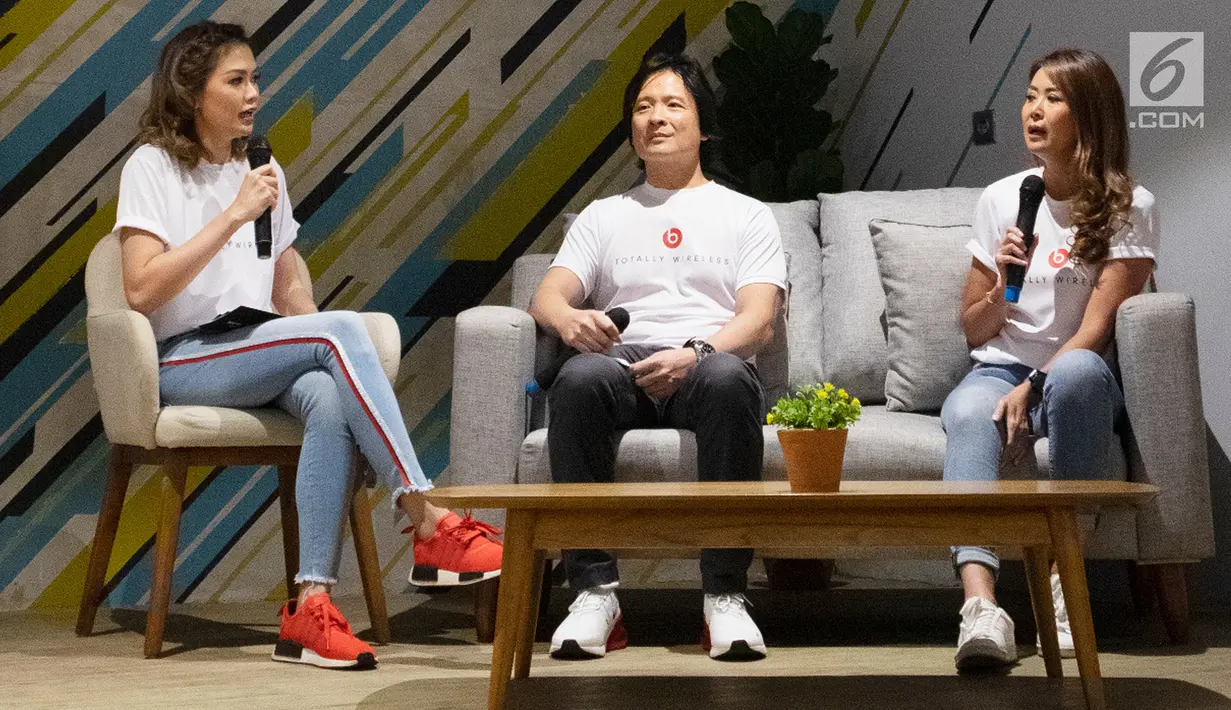 Runners & Sports Enthusiast RietaSantoso memberi keterangan pers pada peluncuran Run to Beats, Unveils Powerbeats Pro di Jakarta, Jumat (13/9/2019). Powerbeats Pro mudah disambungkan untuk semua jenis gadget, baik itu Ios, ataupun android. (Liputan6.com/HO/Agus)