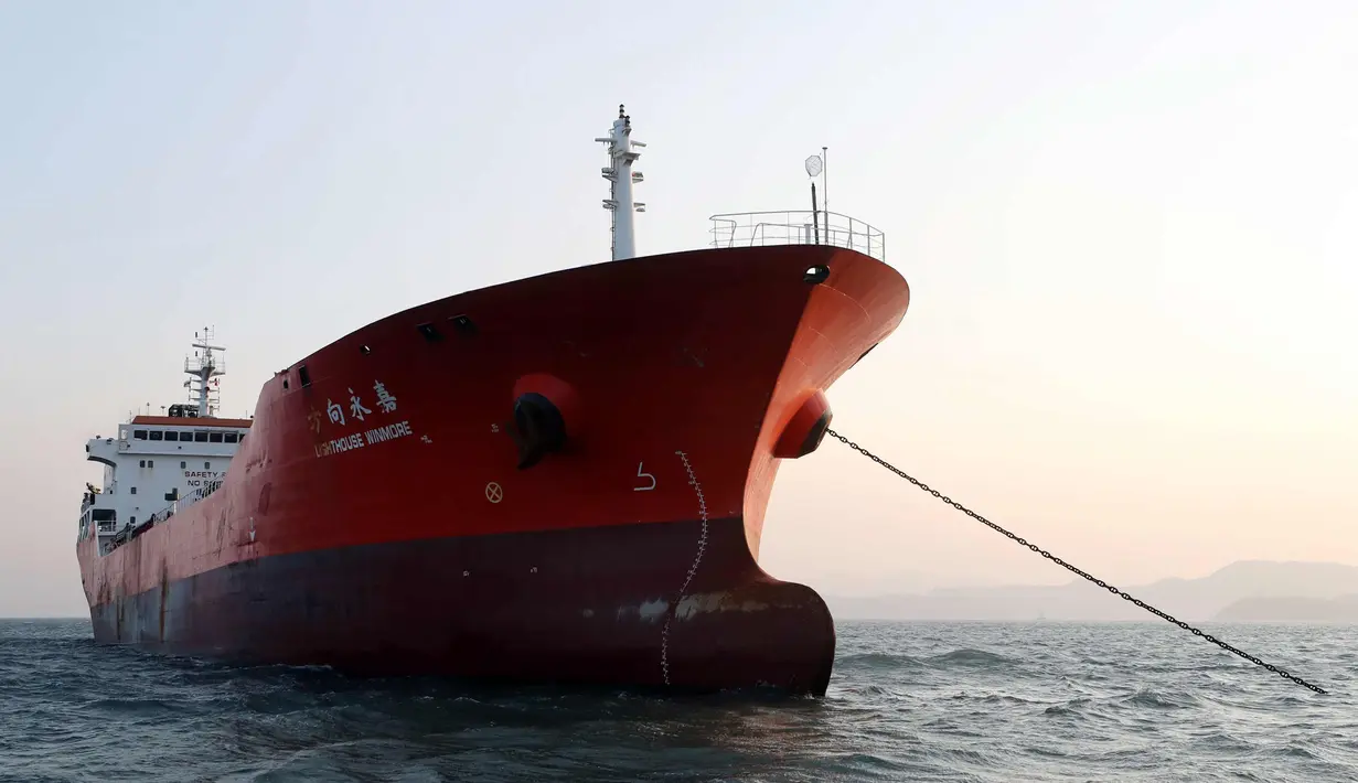 Kapal tanker bernama Lighthouse Winmore berbendera Hong Kong yang sebelumnya ditahan Pemerintah Korea Selatan di laut dari pelabuhan Yeosu pada 29 Desember 2017. (AP Photo/Yonhap)