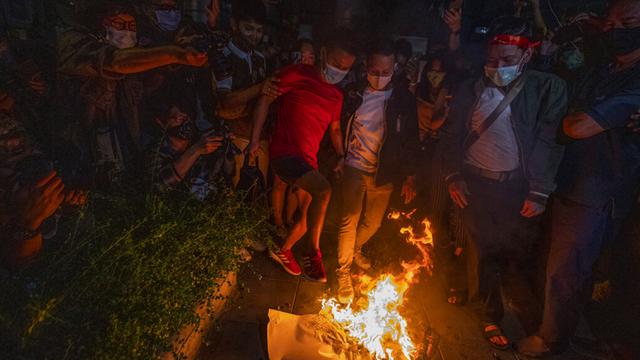 FOTO: Protes Kudeta Militer, Warga Myanmar di Thailand Bakar Gambar Jenderal Min Aung Hlaing