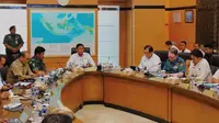 Menkopolhukam Wiranto memimpin rapat koordinasi kondisi terkini Provinsi Papua-Papua Barat di kantor Kemenkopolhukam, Jakarta, Senin (9/9/2019). (Liputan6.com/Ratu Annisaa Suryasumirat)