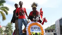 Sebuah karangan bunga dibawa saat aksi damai di halaman Kantor DPR Papua, Selasa (26/5/2015). Mereka menuntut pemerintah terkait batalnya laga Piala AFC antara Persipura vs Pahang FA akibat tak keluarnya visa. (Liputan6.com / Katharina Janur)
