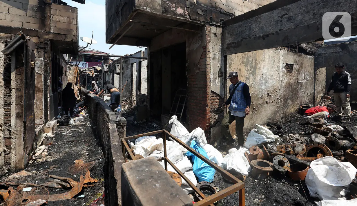 Kebakaran di wilayah tersebut telah padam dan warga sudah mulai masuk ke permukaan untuk melihat rumah mereka berharap masih ada yang bisa diselamatkan. (Liputan6.com/Johan Tallo)