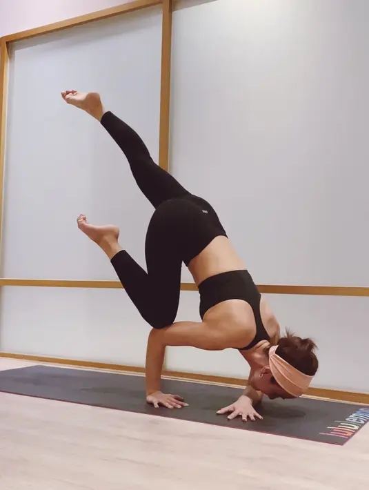Nasya Marcella mengabadikan momen tersebut serta membagikannya di akun Instagram. Punya badan lentur, aksi-aksi wanita 25 tahun ini saat melakukan yoga pun begitu mencuri perhatian.(Liputan6.com/IG/@nasyamarcella)