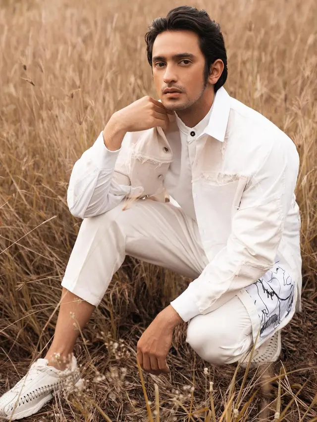 Gaya Omar Daniel dalam Pemotretan Bertema Decorum. (Sumber: Instagram/winstongomez)