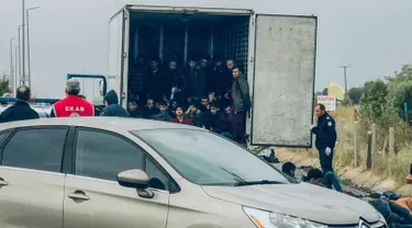 Para migran berada di dalam  truk berpendingin yang ditemukan oleh polisi di sebuah jalan tol, Yunani utara, Senin (4/11/2019). Penemuan setelah polisi menghentikan truk untuk pemeriksaan rutin dan menemukan sebanyak 41 migran yang diduga dari Afghanistan. (Stavros Karypidis/xanthinews.gr via AP)