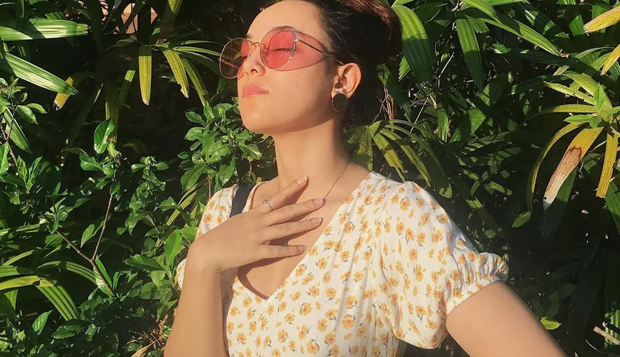 Pemilik followers 70 ribu di Instagram ini memang memiliki paras yang memesona. Tak hanya itu, gaya penampilan Sonia juga sangat kece. Aksesoris kacamata kian membuat penampilan Sonia Alyssa tampak menawan dan bikin terpesona. (Liputan6.com/IG/@sonia_alyssa)