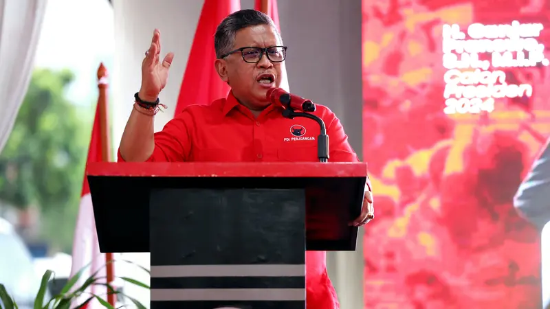 Sekretaris Jenderal (Sekjen) PDI Perjuangan (PDIP) Hasto Kristiyanto saat safari politik dan konsolidasi di kantor DPC PDIP Tangerang Selatan, Banten, Senin (11/12/2023).