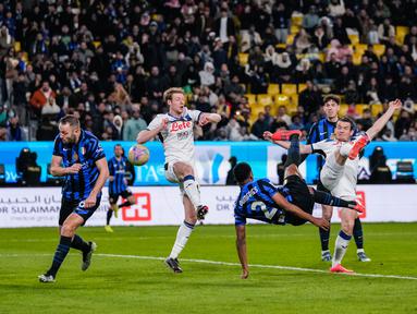 Inter Milan sukses mengalahkan Atalanta dengan skor 2-0 dalam laga semifinal Supercoppa Italiana 2024 yang digelar di Al Awwal Park, Riyadh, Jumat (3/1/2025) dini hari WIB. (AP Photo/Altaf Qadri)
