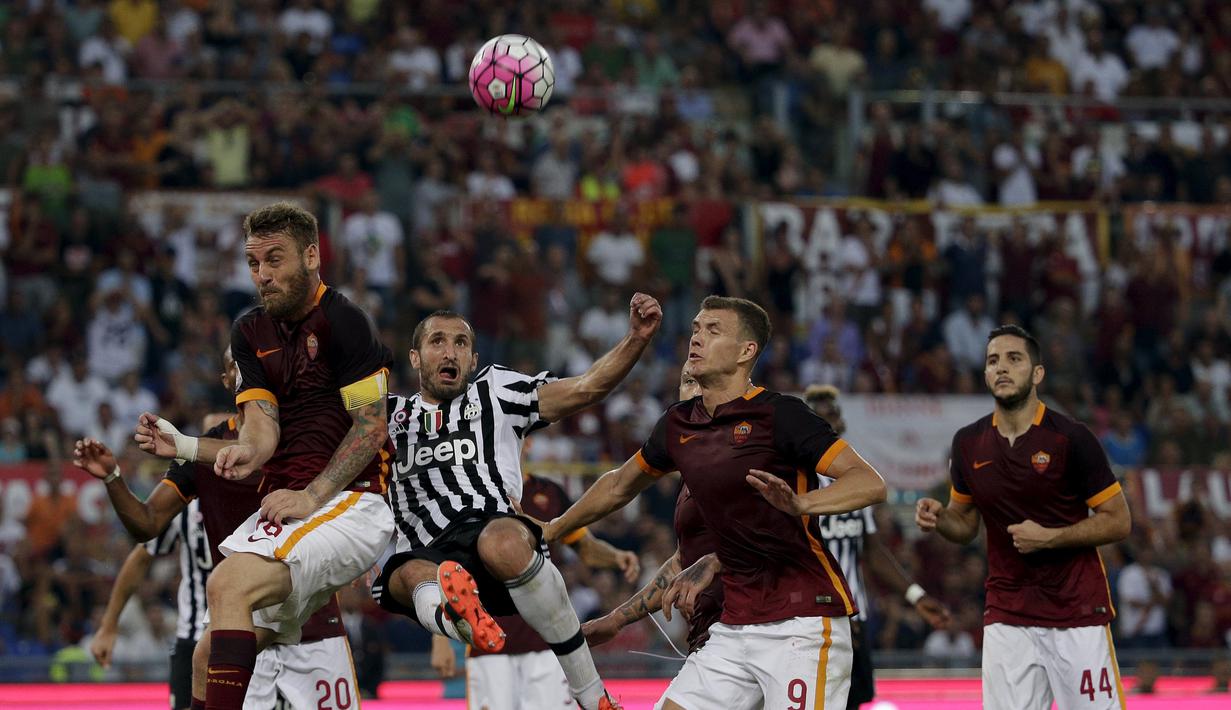 Giorgio Chiellini berebut bola dengan pemain Roma di Stadion Olimpico, Roma, Italia. Minggu (30/8/2015). (Reuters/Max Rossi)