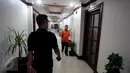 Dua orang pria melintas di depan ruang kerja Wakil Ketua DPD RI, Jakarta, Rabu (5/4). Ruangan kerja Wakil Ketua DPD yang sebelumnya ditempati GKR Hemas dan Farouk Muhammad didapati dalam keadaan terkunci. (Liputan6.com/Johan Tallo)