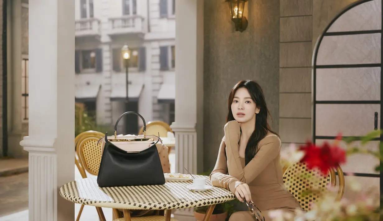 Video kampanye ini dikhususkan untuk merayakan perilisan tas FENDI Peekaboo yang ikonis sejak tahun 2008, sekaligus dirancang sendiri oleh Silvia Venturini Fendi, Artistic Director of Accessories and Menswear. Foto: Document/FENDI.