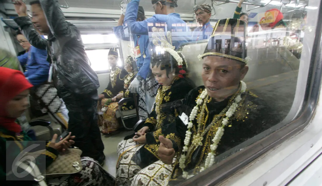 Sepasang pengantin duduk di dalam gerbong kereta Prameks Prameks jurusan Jogja-Solo selama acara nikah massal di Stasiun Tugu Yogyakarta, Selasa (6/9). Konsep menikah bersama di kereta merupakan pertama kali di Indonesia. (Liputan6.com/Boy Harjanto)