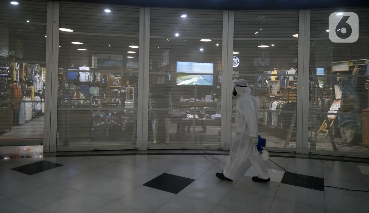 Petugas kesehatan saat melakukan penyemprotan disinfektan di Aeon Mall, BSD City, Kabupaten Tangerang, Banten, Jumat (7/8/2020). Penyemprotan dilakukan sebagai upaya pencegahan penularan setelah dua pegawai terindikasi positif COVID-19. (merdeka.com/Dwi Narwoko)