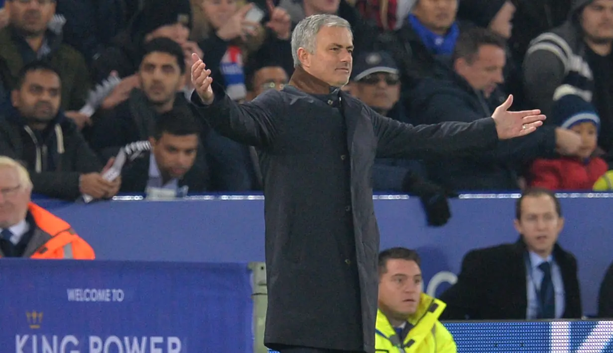 Pria asal Portugal itu masih menjalani masa rehat setelah dipecat Chelsea Desember lalu,wacana Mempora tersebut membuat heboh media Indonesia hingga luar, Kita tahu bahwa Jose Maurinho merupakan salah satu pelatih termahal di dunia.(PAUL ELLIS / AFP)