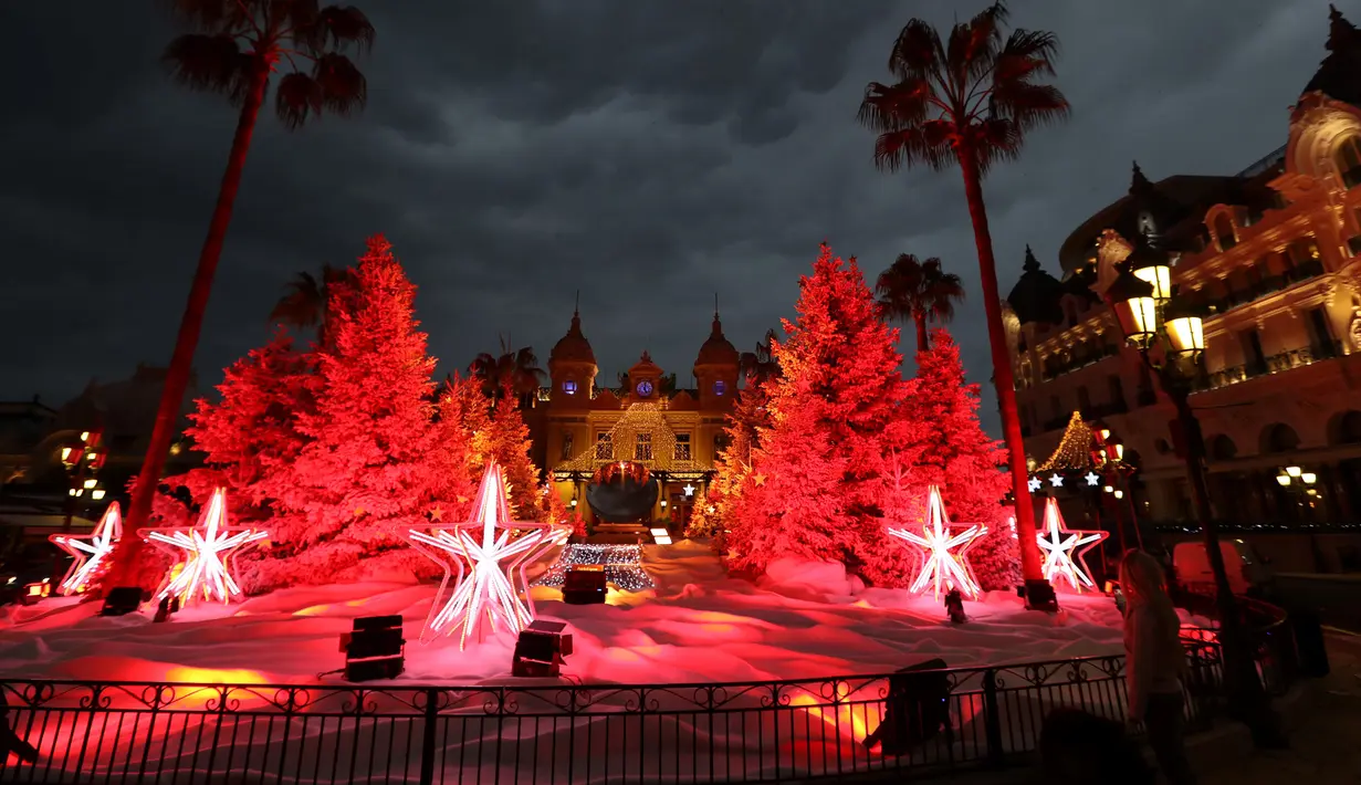 Tampilan lampu dan dekorasi untuk menyambut Natal yang dipajang di depan Kasino Monte-Carlo di Monako pada 7 Desember 2018. (Photo by VALERY HACHE / AFP)