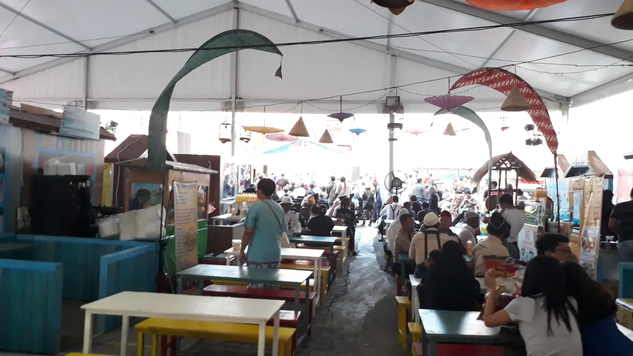 Kenang jajanan tempo dulu, puluhan pedagang kuliner di Tangerang berkumpul di area parkir Tangcity Mall, hingga September mendatang. Tak hanya itu, puluhan veteran juga diundang untuk bernostalgia bersama.