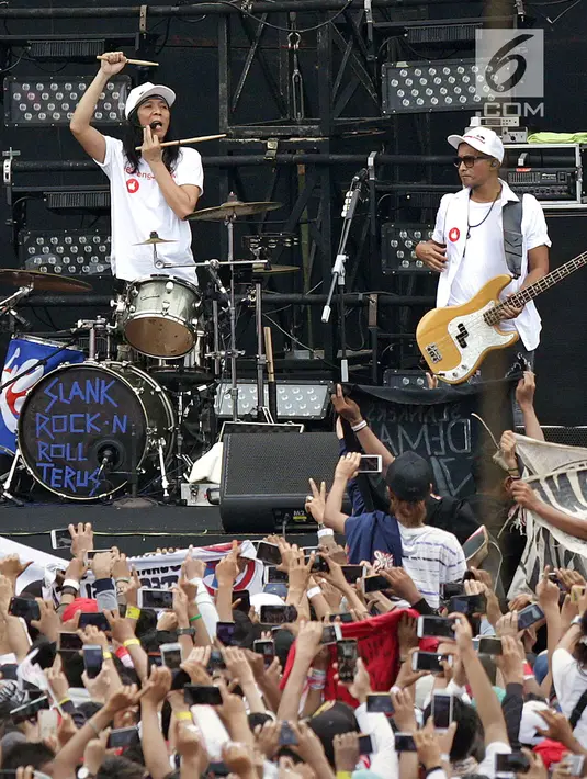Drumer dan basis grup band SLANK tampil membawakan lagu dalam pagelaran Konser Putih Bersatu di Stadion GBK, Senayan, Jakarta, Sabtu (13/4). SLANK membuka penampilan dengan lagu berjudul Mars Slankers, Kuil Cinta dan Lo Harus Gerak. (Fimela.com/Bambang Eros)