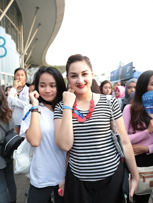 Dari ribuan penonton yang memadati area konser, banyak dari kalangan selebriti yang telihat hadir. Mona Ratuliu, Tasya, Citra Kirana, Tatjana Saphira, Prilly Latuconsina, Naysilla Mirdad, dan Nola beserta anaknya. (Adrian Putra/Bintang.com)