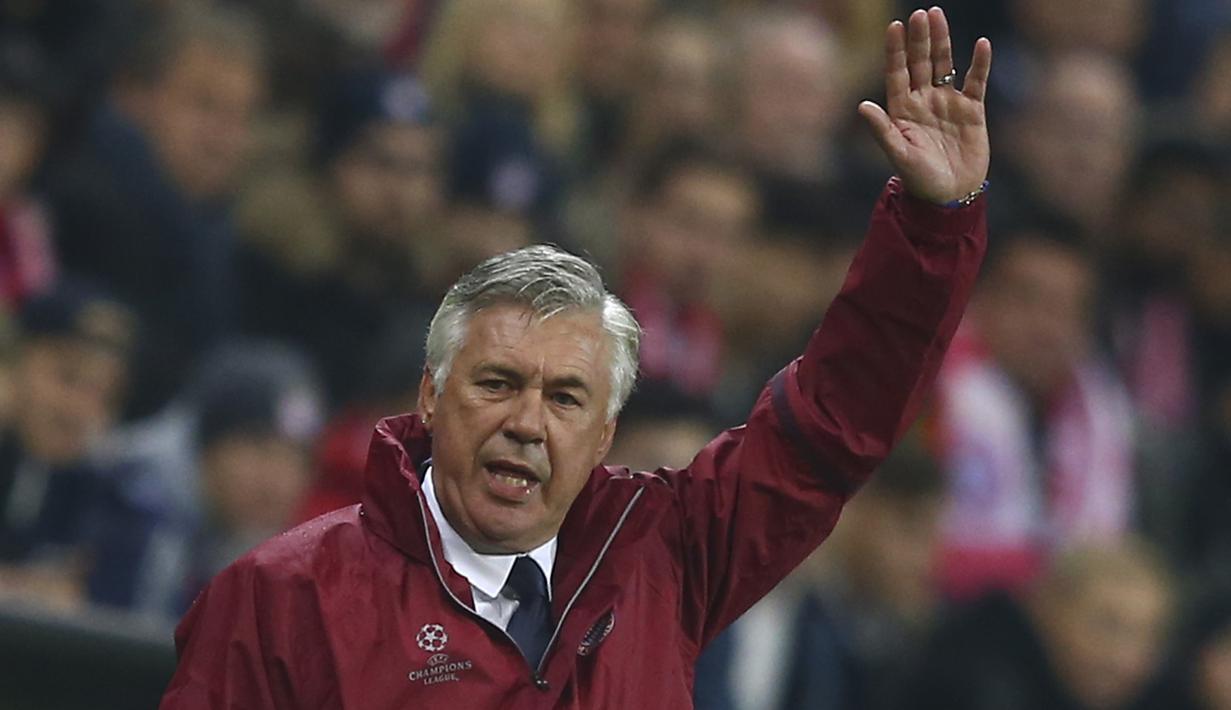 Pelatih Bayern Munchen, Carlo Ancelotti memberikan arahan kepada timnya saat melawan PSV Eindhoven pada laga grup D Liga Champions di Allianz Arena, Munich, Kamis (20/10/16) dini hari WIB. (Reuters/Michael Dalder)