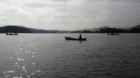 Tim SAR gabungan dan warga menyisir Waduk Malahayu, Brebes, Jateng, mencari pemancing korban perahu terbalik. (Foto: Istimewa/Fajar Eko Nugroho)
