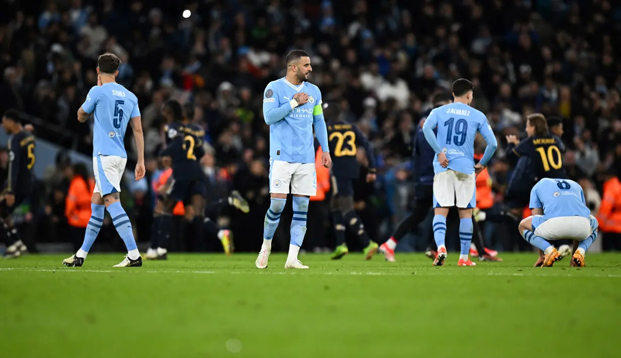 Reaksi para pemain Manchester City pada akhir duel leg kedua perempat final Liga Champions 2023/2024 menghadapi Real Madrid, di Etihad Stadium, Kamis (18/4/2024) dini hari WIB. (Paul ELLIS / AFP)