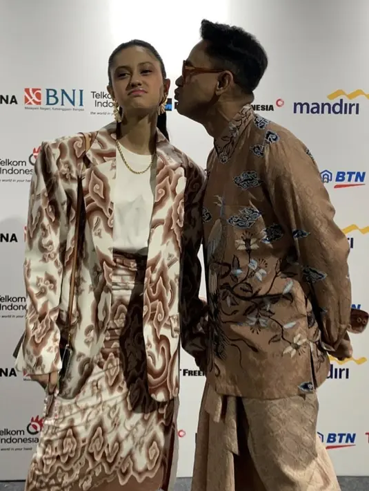 Ramzi bersama putrinya Asila Maisa pun hadir berbatik. Ramzi dengan batik coklat lengan panjang, sedangkan Asila mengenakan blazer oversize dan skirt motif batik parang. [@therealasilamaisa]