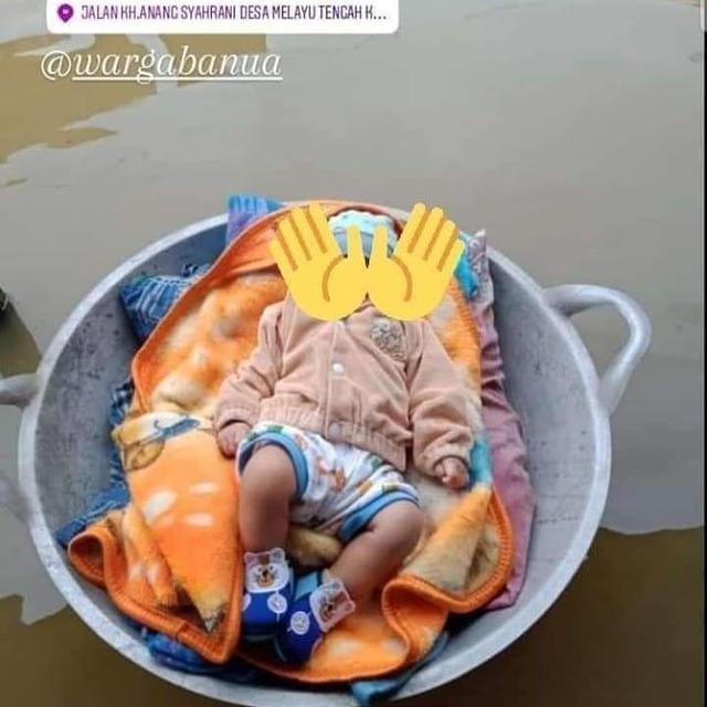 Potret Perjuangan Orang Tua Evakuasi Anaknya Saat Banjir, Bikin Haru. (Sumber: Twitter/giewahyudi)
