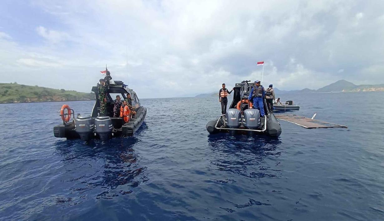 Sebelumnya, sebuah kapal wisatawan tenggelam di perairan Labuan Bajo, Nusa Tenggara Timur, pada Jumat (26/12) malam. Empat warga negara asing (WNA) asal Spanyol dilaporkan hilang dan hingga kini masih dalam pencarian oleh tim SAR gabungan. Tampak dalam foto yang dirilis oleh Badan Nasional Pencarian dan Penyelamatan (BASARNAS) Indonesia pada Sabtu, 27 Desember 2025, memperlihatkan tim penyelamat memeriksa perairan tempat ditemukannya puing-puing yang diyakini berasal dari kapal wisata yang tenggelam, dekat Pulau Padar, Taman Nasional Komodo, Indonesia. (BASARNAS via AP)