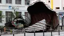 Atap pabrik mobil terlihat di trotoar setelah topan melanda Fukuoka, barat daya Jepang, Senin (7/9/2020). Badai melanda wilayah itu dengan angin kencang dan hujan lebat, serta memutus aliran listrik ke puluhan ribu rumah di pulau selatan Jepang. (Kyodo News via AP)