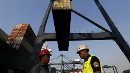 Pekerja berbincang dibawah peti kemas di Pelabuhan Tanjung Priok, Jakarta (5/8/2015). Hingga semester I, ekonomi Indonesia hanya tumbuh 4,7 persen, turun dari periode yang sama tahun lalu sekitar 5,17 persen. (REUTERS/Beawiharta)