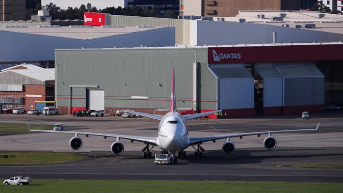 Pesawat penumpang jumbo Boeing 747 terakhir milik maskapai nasional Australia Qantas bersiap untuk lepas landas di Sydney, Australia, Rabu (22/7/2020). Dengan mengudaranya penerbangan QF7474, Boeing 747 resmi dipensiunkan dari Qantas. (Xinhua/Bai Xuefei)