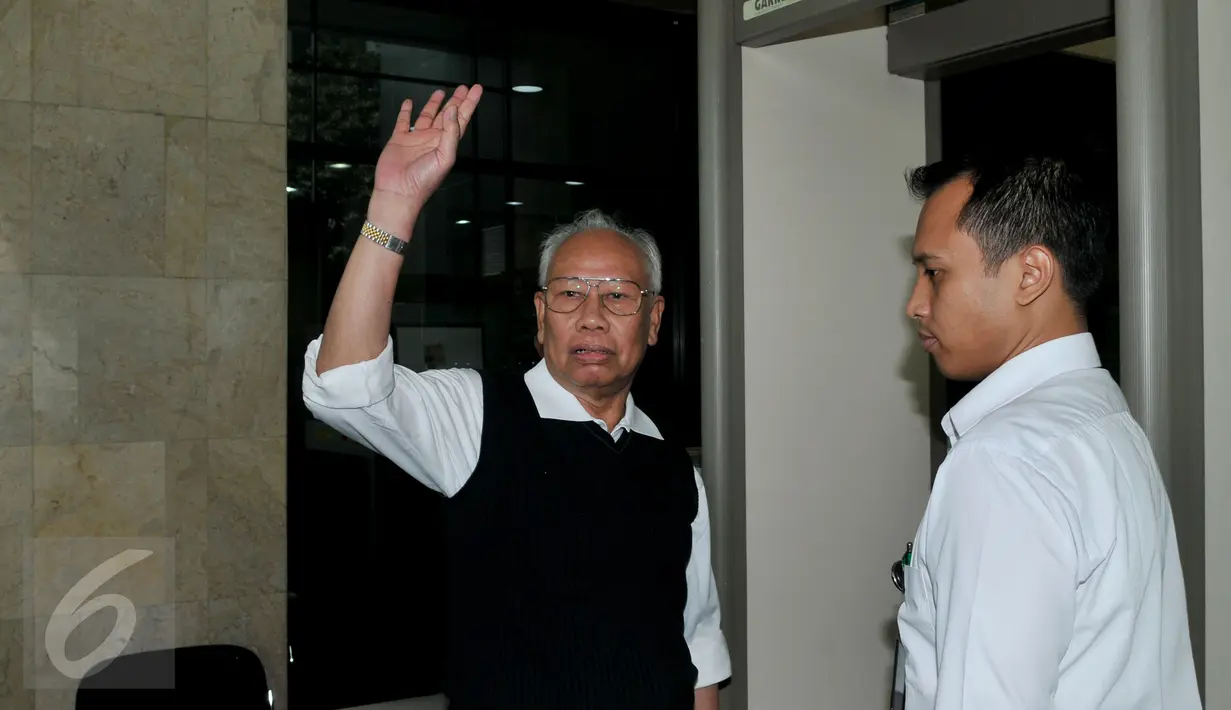 Ketua Dewan Pers Bagir Manan melambaikan tangan saat mendatangi Gedung KPK, Jakarta, Senin (5/10/2015). Mantan Ketua Mahkamah Agung itu mengaku kedatangannya untuk membahas rencana strategis (renstra) KPK 2015-2019. (Liputan6.com/Andrian M Tunay)