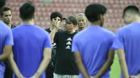 Marcelo Rospide memanfaatkan latihan perdana untuk berkenalan dengan pemain Persik. (Bola.com/Gatot Sumitro)