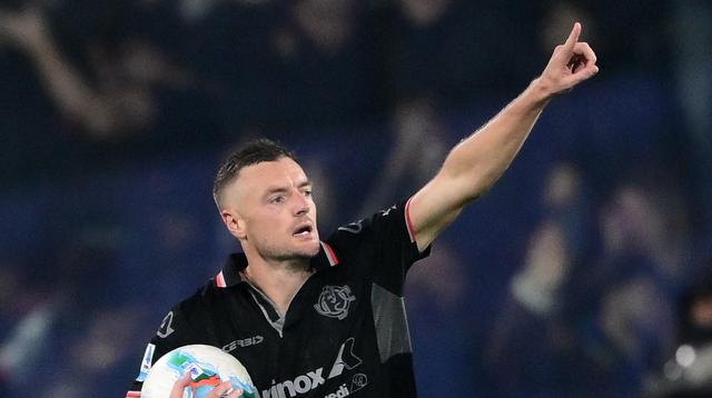 Penyerang Cremonese, Jamie Vardy, merayakan golnya dalam pertandingan Serie A Italia antara Cremonese dan Juventus di Stadion Giovanni Zini, Cremona, pada 1 November 2025. (MARCO BERTORELLO / AFP)