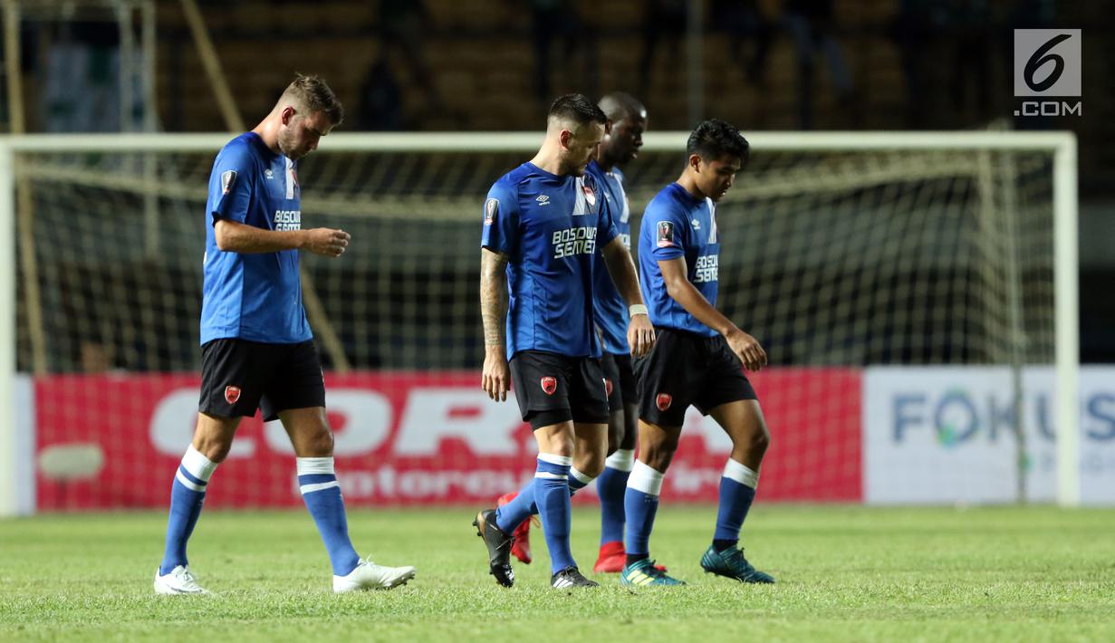 Pemain PSM Makassar tertunduk usai dikalahkan PSMS Medan di laga penyisihan grup A Piala Presiden 2018 di Stadion GBLA, Bandung, Selasa (16/1). PSMS unggul 2-1. (Liputan6.com/Helmi Fithriansyah)