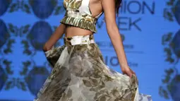 Aktris Bollywood India, Kiara Advani mengenakan busana rancangan desainer Sanjana di Lakmé Fashion Week Summer Resort 2017 di Mumbai, India  (1/2). (AFP Photo/Sujit Jaiswal)