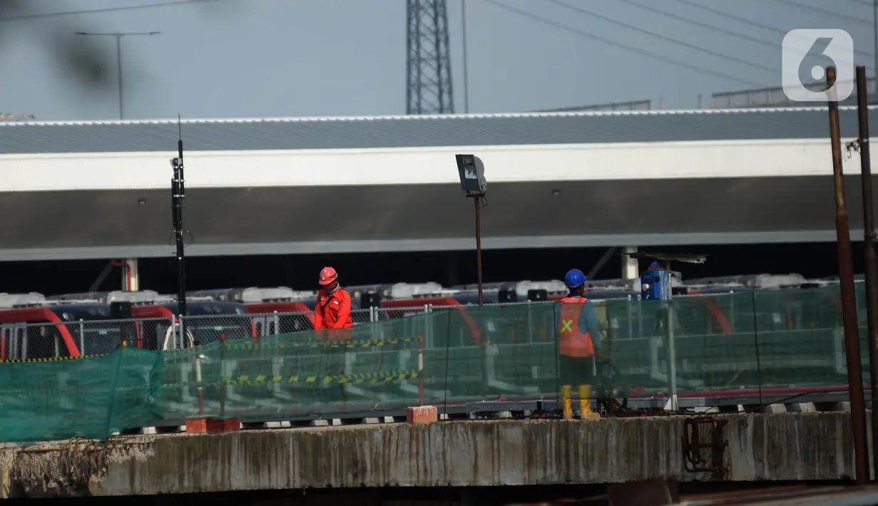Sejumlah pekerja menyelesaikan proyek pembangunan depo LRT (Light Rail  Transit ) di Jatimulya, Bekasi Jawa Barat, Sabtu (11/6/2022). Saat ini pembangunan depo LRT (Light Rail  Transit ) konstruksinya telah mencapai  90 persen. (merdeka.com/Imam Buhori)