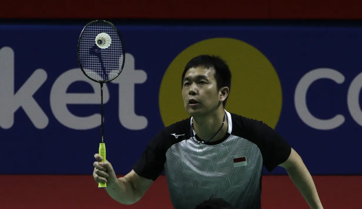 Ganda putra Indonesia, Hendra Setiawan, mengembalikan kok saat melawan ganda Jerman, Mark Lamsfuss/Marvin Seidel, pada Blibli Indonesia Open 2019 di Istora Senayan, Jakarta, Rabu (17/7). Ahsan/Hendra menang 21-16, 21-17. (Bola.com/Yoppy Renato)