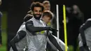 Pemain Liverpool Mohamed Salah tersenyum saat mengambil bagian dalam sesi latihan di pusat pelatihan Axa, Kirkby, Inggris, 23 November 2021. Liverpool akan menghadapi Porto pada pertandingan sepak bola Grup B Liga Champions. (Paul ELLIS/AFP)